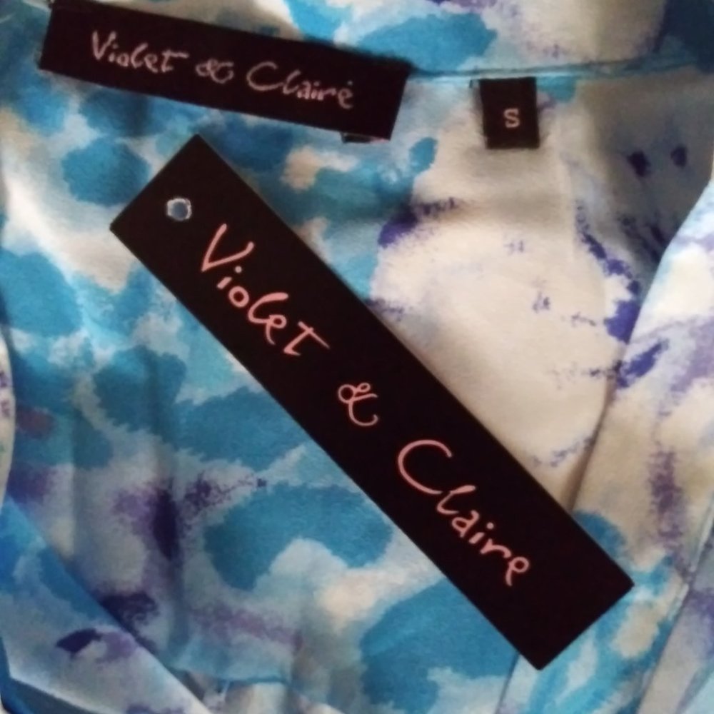 NWT's Violet & Claire Blue & White Floral Short Sleeve Top - Misses Size Small
